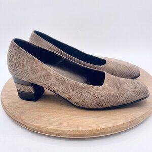 Salvatore Ferragamo Heels Womens 7.5 Beige Suede Slip On Florence Pumps